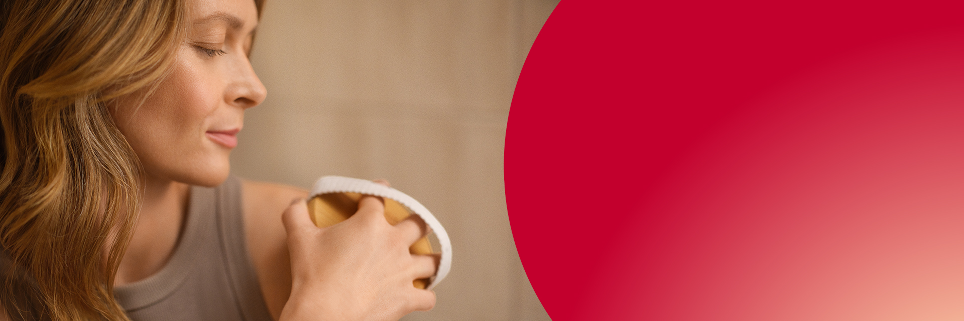 Kobieta masuje ciało okrągłą szczotką do masażu w łazience, pielęgnacja skóry na tle beżowych kafelków - promocja samoświadomości i pielęgnacji ciała.