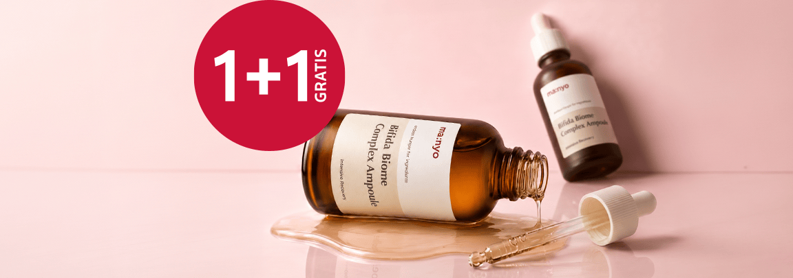 Manyo Bifida Biome Complex Ampoule – szklane butelki z pipetą na różowym tle, promocja 1+1 gratis, rozlane serum na powierzchni – sprawdź ofertę