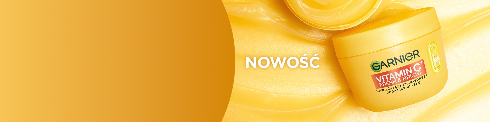 Żółty baner z napisem „Nowość” oraz słoiczkiem kremu-żelu Garnier Vitamin C Fresh & Bright na kremowym tle, prezentujący nowy rozświetlający sorbet do twarzy marki Garnier.