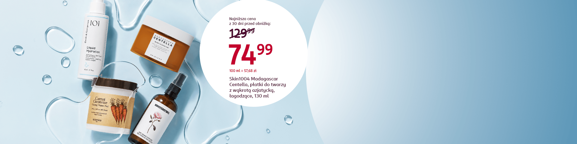 Kosmetyki do twarzy na tle kropli wody: płatki SKIN1004 Centella w cenie 55 zł, tonik Liquid Hydration, hydrolat różany i płatki marchewkowe Skinfood. Kup teraz taniej.