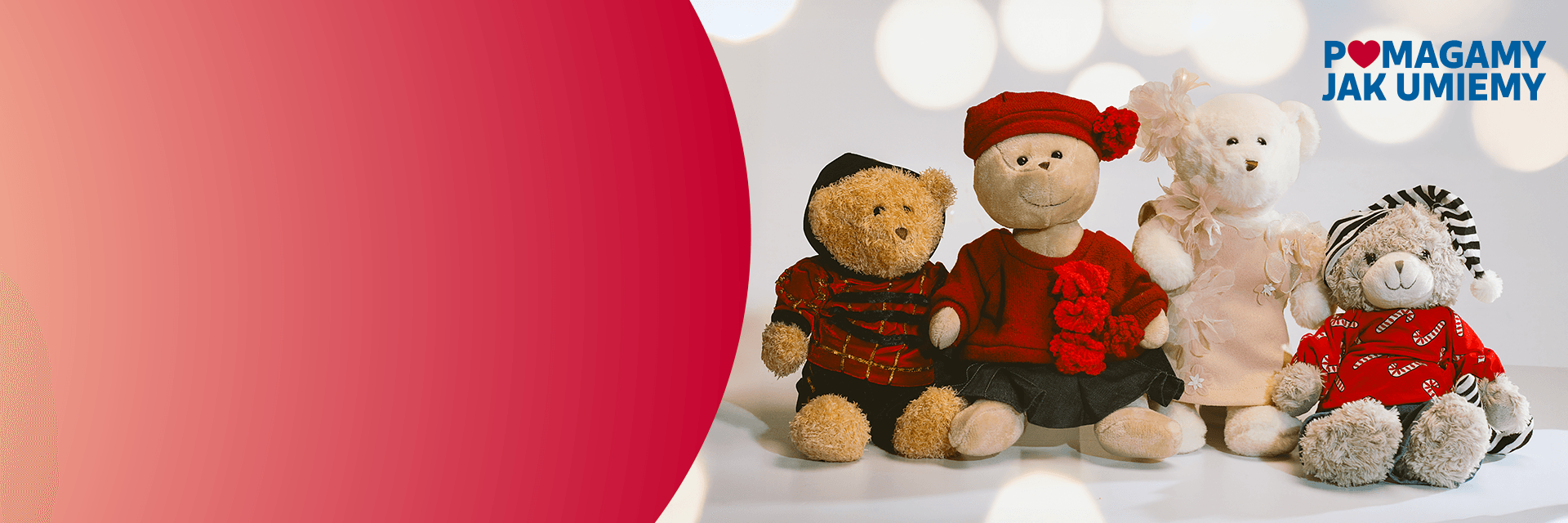 Cztery pluszowe misie w świątecznych ubrankach na jasnym tle, obok logo akcji Pomagamy jak umiemy – kampania charytatywna drogerii Rossmann.