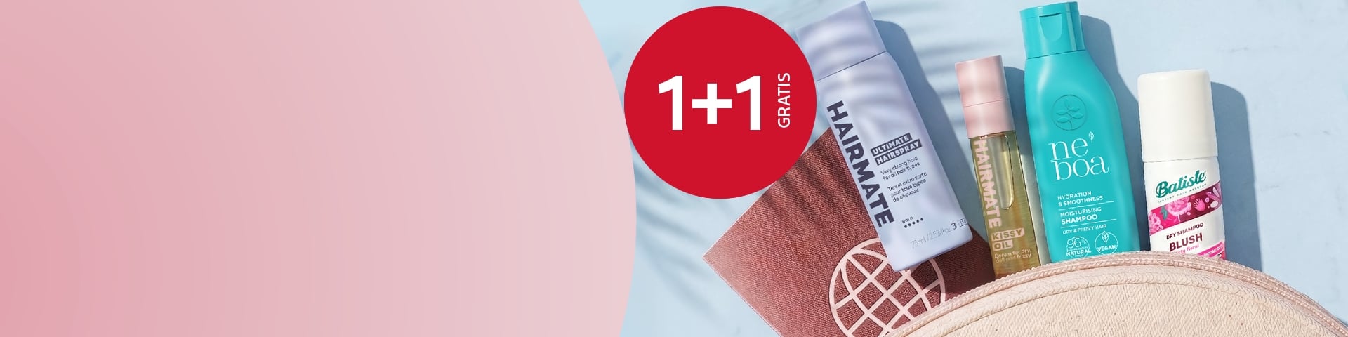 Baner promocyjny 1+1 gratis na kosmetyki w wersji mini i travel. Na grafice produkty do włosów w mniejszych pojemnościach: spray Hairmate, olejek Kissy, szampon Neboa i suchy szampon Batiste w kosmetyczce, zachęta do zakupu